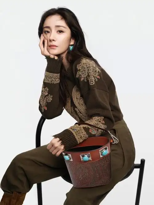 杨幂棕绿色针织毛衣随性大片 绿松石点缀