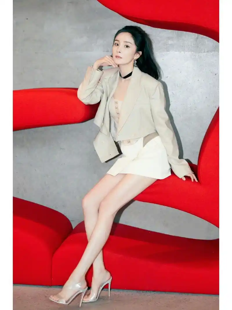 杨幂的短裙透明高跟,真的太有杀伤力了 上身米色小西装 下身白色短裙