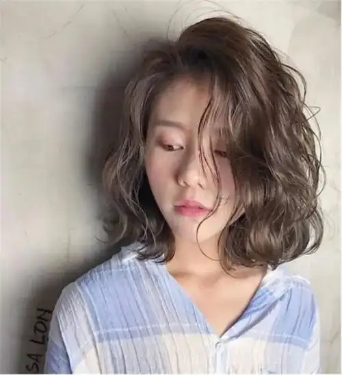 2021年流行烫到顶发型时髦又元气