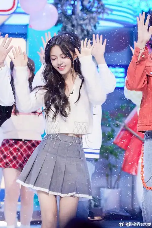 赵今麦的自拍哦#你好星期六#真的别逼我求你美丽帅气的照片当然要大家