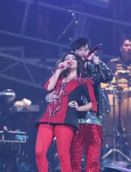 【图】张惠妹庾澄庆同台演出 下跪求婚high翻全场