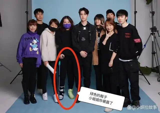 王一博的粉丝无处不在众多合影中一个举动让人羡慕不已