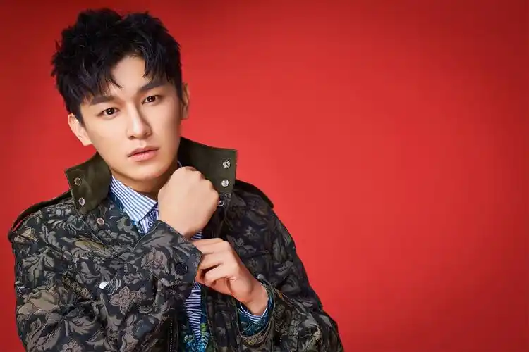 杨旭文曝新春写真大片 "深情脸"型男展摩登范