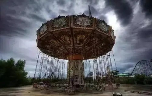 诡异的英国废弃游乐场就算白天也没人敢进去