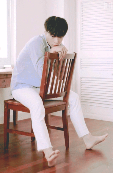 张艺兴分享180212分享一组禁欲系撩人小绵羊让人心动的美颜暴击