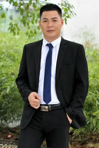 商务正装帅中年