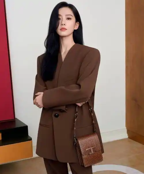 刘诗诗穿秋日时装优雅干练 展现都市女郎魅力格调_造型_包包_写真