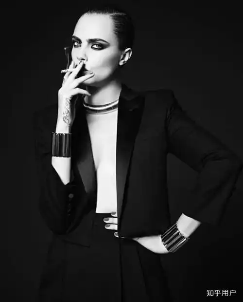 有哪些女星抽烟很帅?