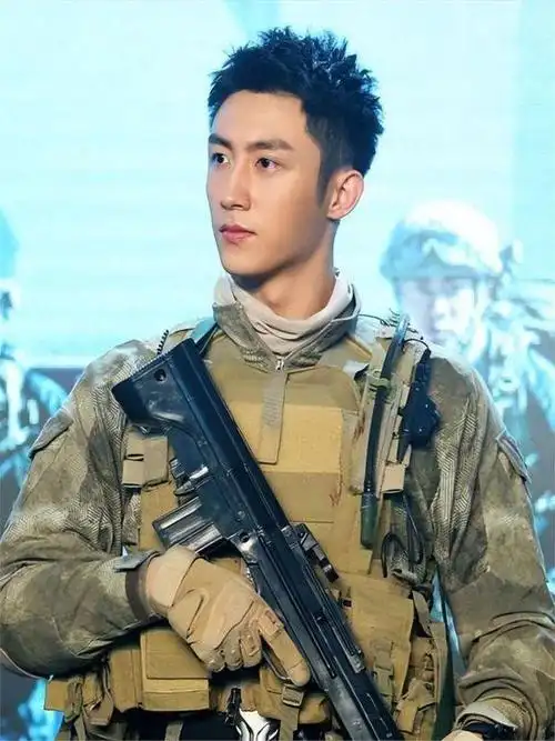 提起黄景瑜的作品,最令广大观众难以忘怀的便是他在《红海行动》中