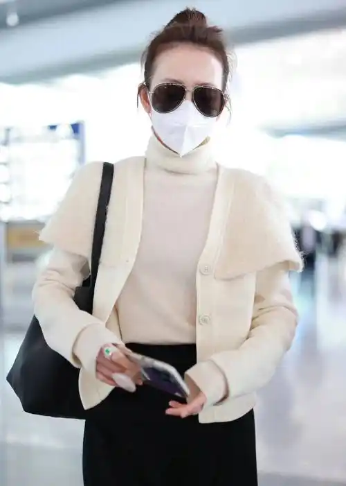 王鸥现身机场,白色短上衣搭配黑色半身裙,简约时尚很显气质!