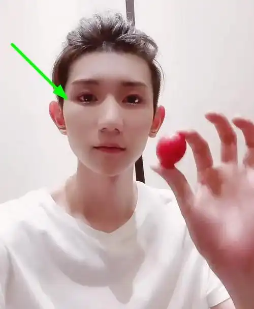 美颜滤镜下的王源,卧蚕变银色脸被削尖,粉丝求他放弃美颜