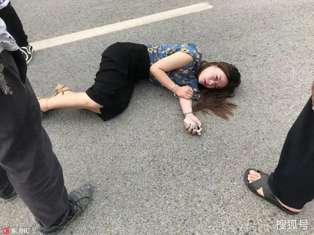 北京一女子过马路被奥迪撞倒 999紧急救护!