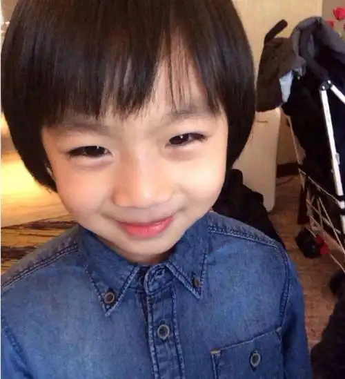 还记得kimi参加爸爸去哪儿的时候,还是个可爱淘气的小不点!