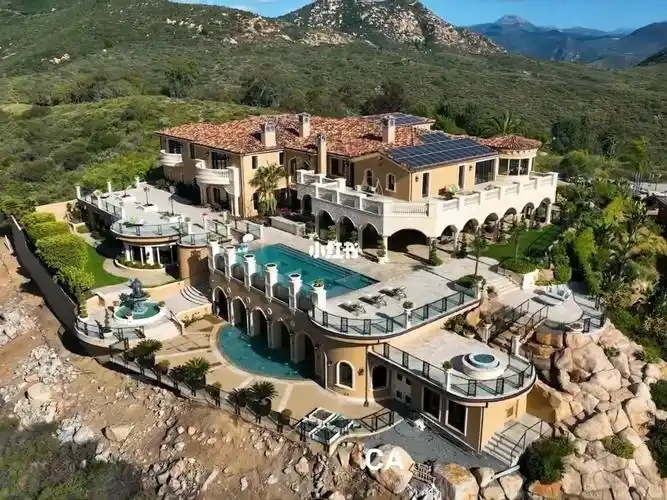 位于山顶的宫殿式庄园夜景更漂亮