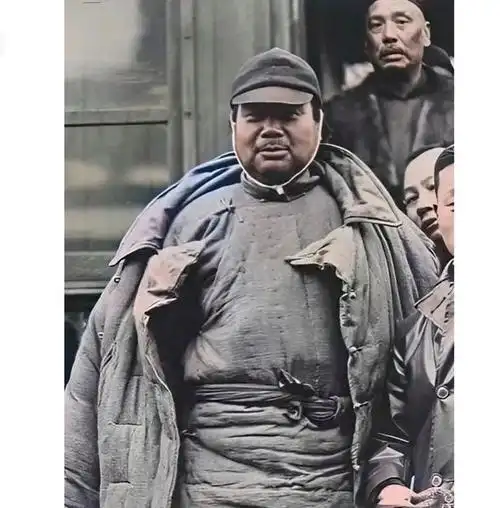 1927年冯玉祥在徐州火车站月台的照片露出了一脸憨厚的微笑