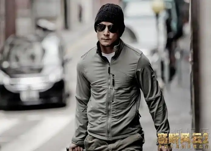 请教各位达人窃听风云2里吴彦祖穿着的两套冲锋衣是哪个品牌什么款型