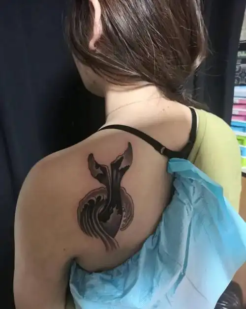 鲸鱼尾纹身图片_肩部背部纹身图案