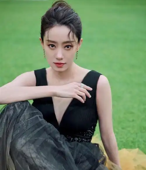 张小斐穿拼色长裙淡雅恬静 眼神含笑动人