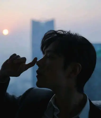 肖战侧颜完美流畅