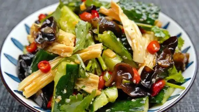 拌黄瓜有人用盐腌,有人直接拌,难怪不好吃,教你饭店的详细做法