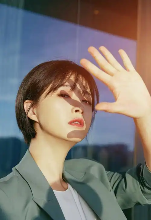 蒋欣短发西装写真图片