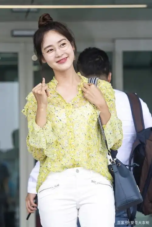 成宥利穿碎花衬衫清新婉约,丸子头不失可爱小女人的温柔