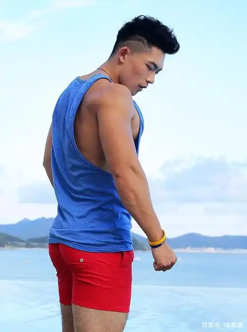 组图:身高176的健壮男模,75公斤体重不显胖,而且身材很诱人!