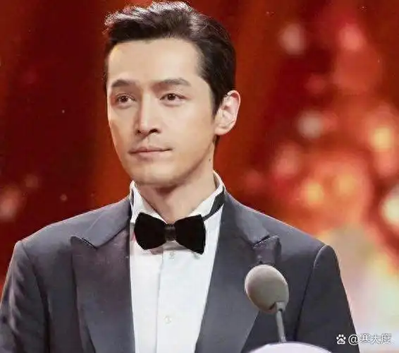 胡歌怎么了?深夜晒胡子拉碴疲惫照,喊话:我对不起很多人