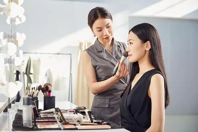 化妆师给模特化妆
