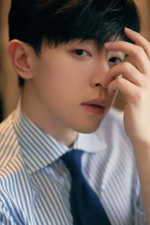 邓伦帅气自拍1024x768分辨率下载,邓伦帅气自拍,高清图片,壁纸-桌面