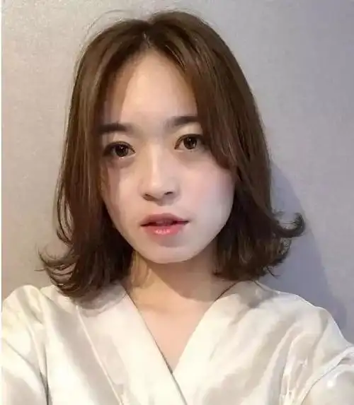 今年最流行的烫发发型发梢外翘