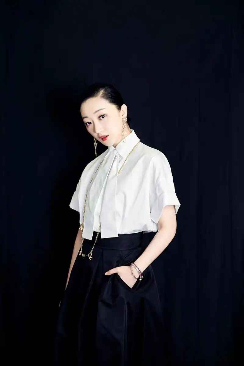 回荡梦总是得醒,此刻已坐上回剧组的航班,打回原形,好好做个女演员