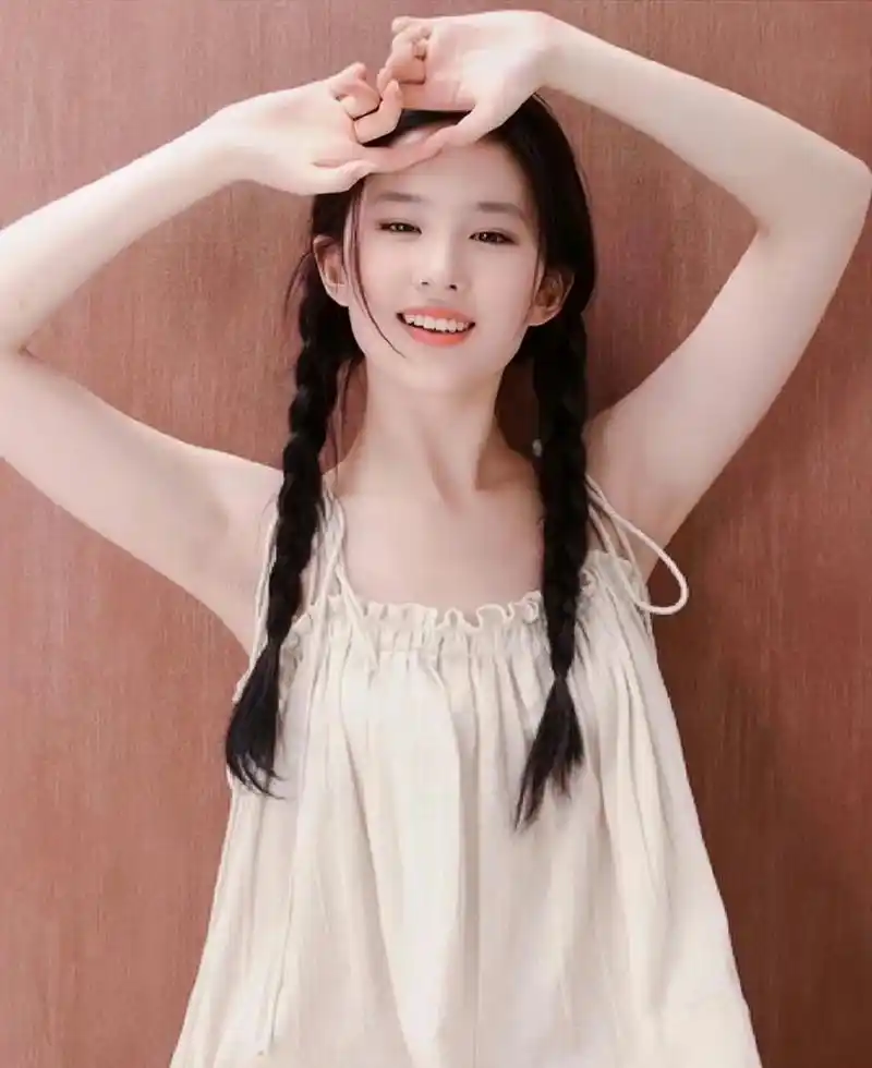 刘亦菲扎着马尾辫