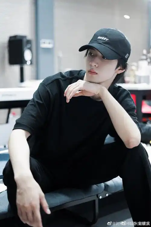 刘耀文晒录音室工作照##刘耀文黑色鸭舌帽写真