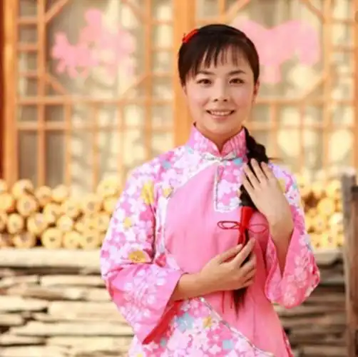 他虽然是王二妮的经纪人,不管是工作上还是生活上,都很照顾王二妮