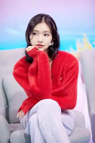 春节想要喜庆一点,种草林允红色卫衣就对了