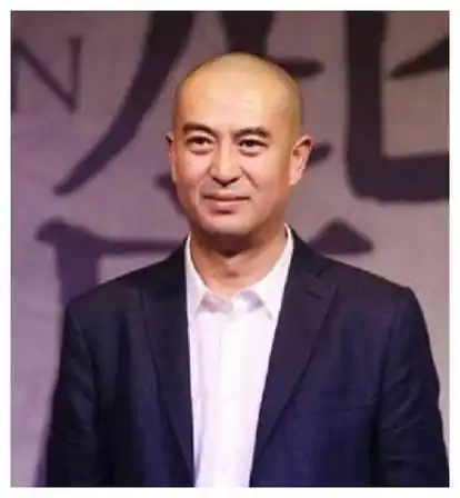 张嘉译这位大哥,给我们上了一课,告诉我们无论境遇如何,困难多大