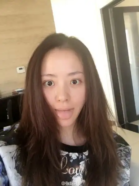 卸妆后的张靓颖清爽可人 吐舌头卖萌好可爱