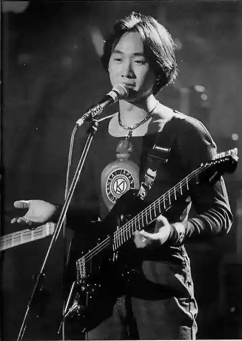 黄家驹真的是因为得罪了黑社会而被迫前往日本发展吗?