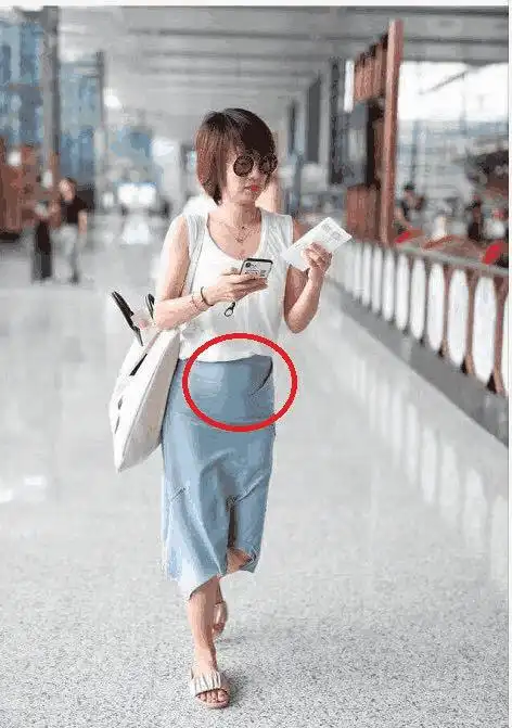 马伊琍亮相某电影首映礼,但小腹凸得严重,疑怀第三胎