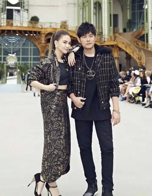 昆凌首次分享女儿歌声,小周周边荡秋千边唱周杰伦《听妈妈的话》_歌曲