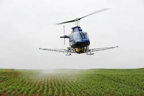 直升机喷洒农药