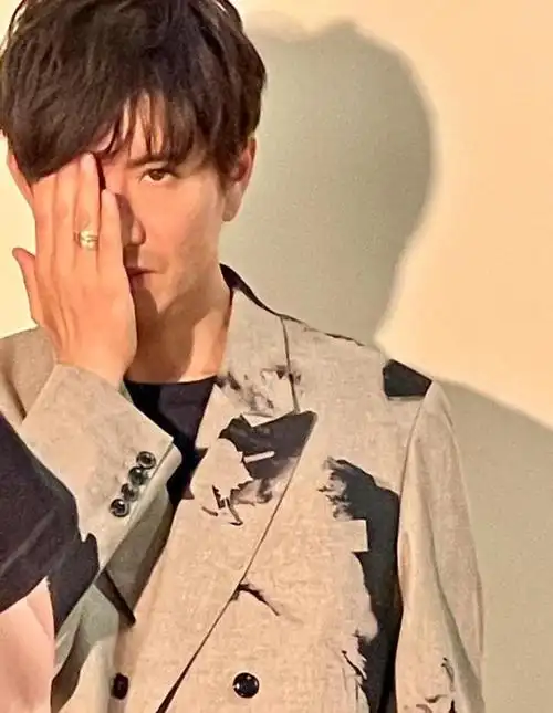 51岁工藤静香戴木村拓哉棒球帽遛狗踩针挎香奈儿腰包豪气