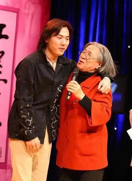 看到照片才猛然发现,原来这10位童星都悄然离世了,令人痛心不已