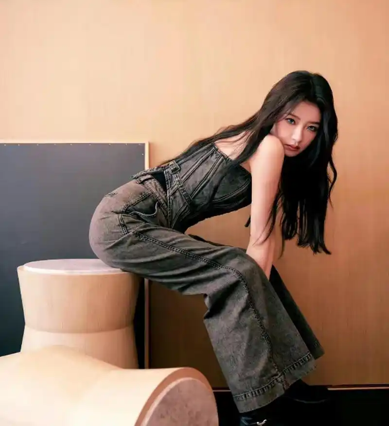 孙怡一身吊带牛仔套装个性又性感,完美勾勒身材曲线,比例太优秀