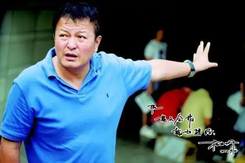 导演杨亚洲娶了三婚的倪萍对患病继子视如己出恩爱17年