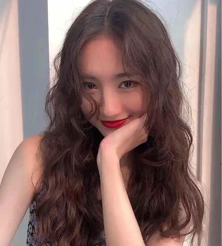 慵懒温柔法式卷发～中长发妹子秋冬必烫款2021年最受欢迎的法 - 抖音