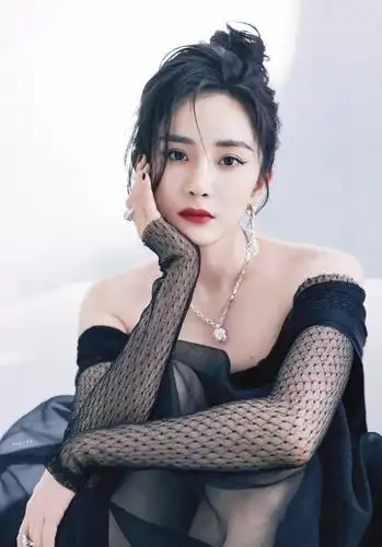 杨幂写真,一袭黑纱星空裙,宛若性感的黑天鹅,优雅酷飒