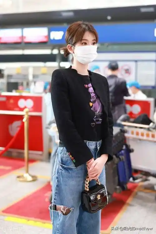 街拍乔欣短外套牛仔裤时髦街头