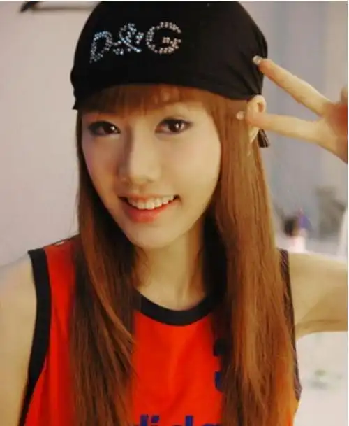 成名后的她选择了整容,却因为在面部磨骨手术中血液涌入器官而不幸